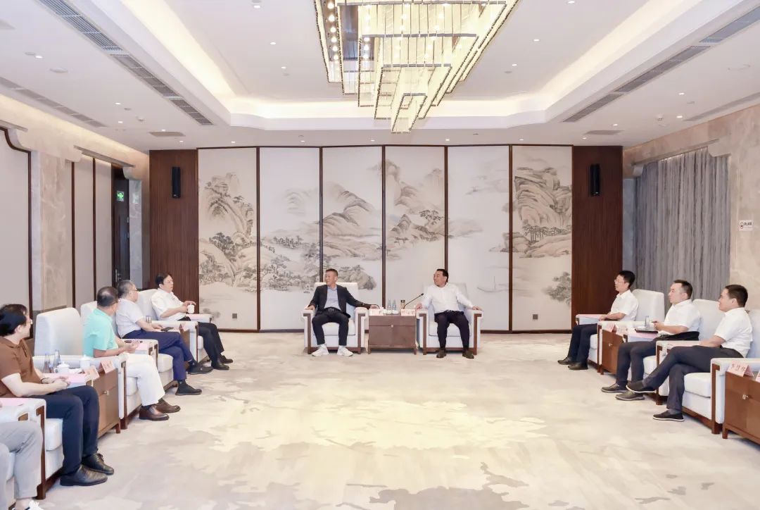 江西省萍鄉(xiāng)市委副書記、市長熊運(yùn)浪會(huì)見天高集團(tuán)李平總裁一行